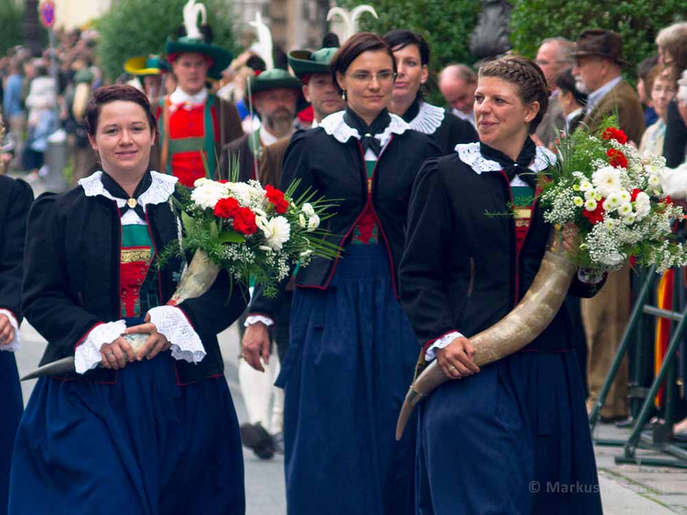 Blumenfrauen.jpg Blumenfrauen.jpg