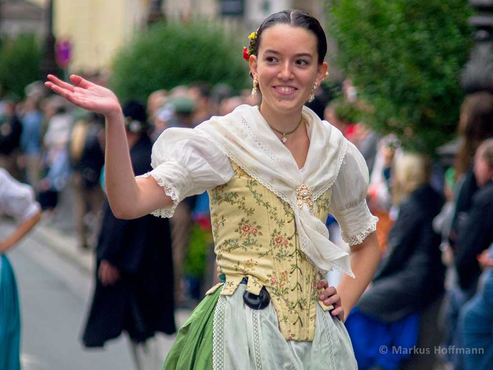 Trachtenfrau-mit-ohrringen.jpg Trachtenfrau-mit-ohrringen.jpg