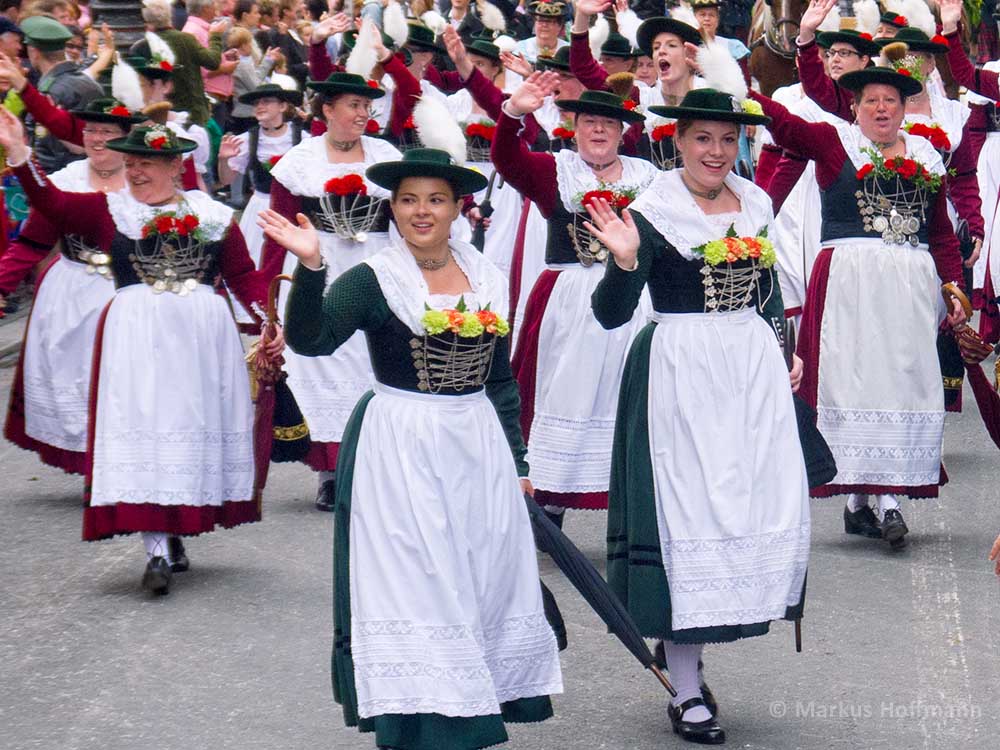 Trachtenfrauen.jpg Trachtenfrauen.jpg