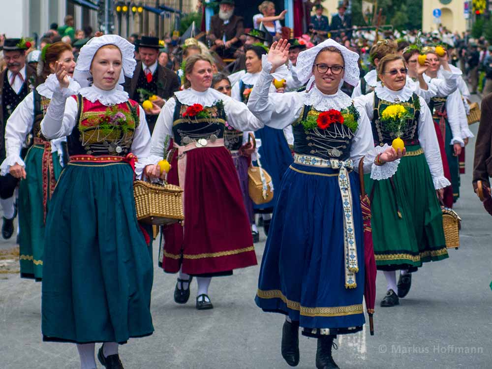 bunte-trachtenkleider.jpg bunte-trachtenkleider.jpg